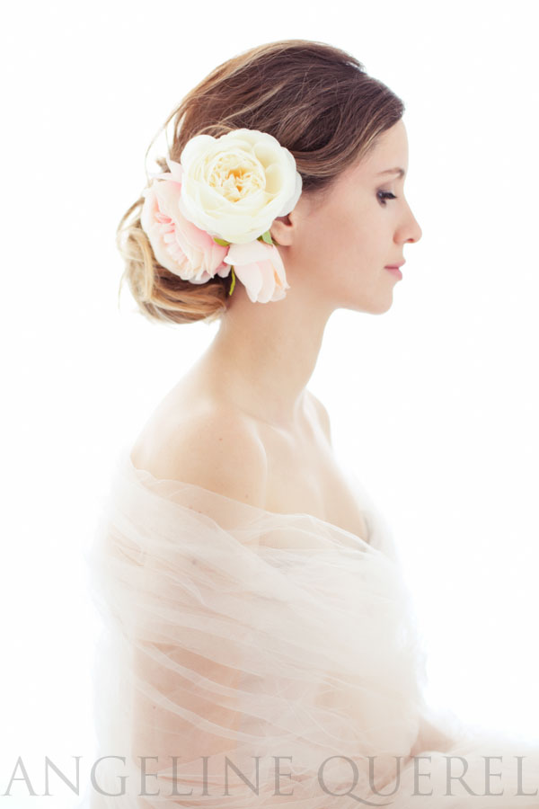 Nathy est mise en beauté, porte des roses en tissu et un corsage en tulle, disponible au studio.