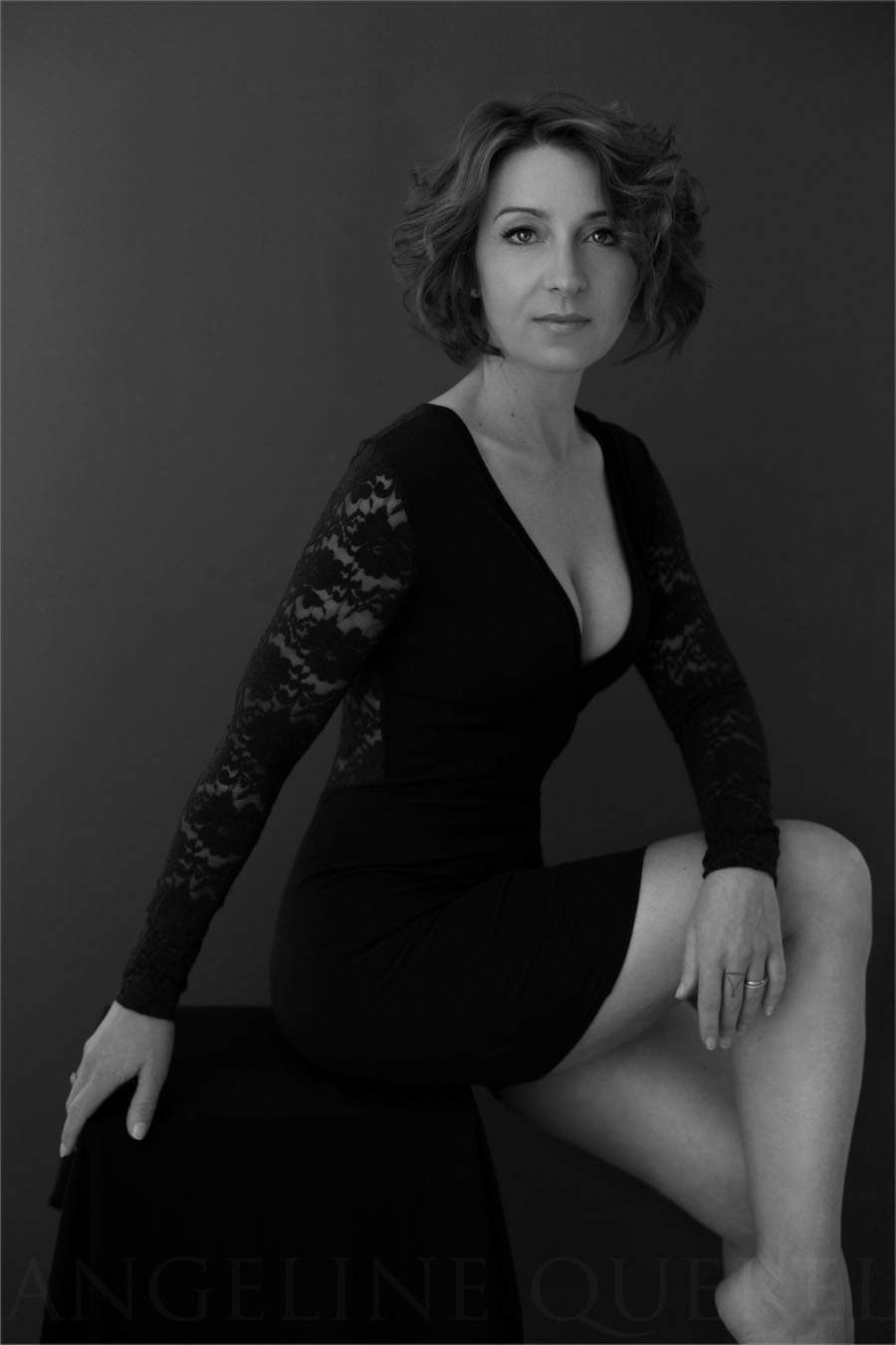 Une autre tenue du studio. Une robe qui met superbement en valeur la silhouette.