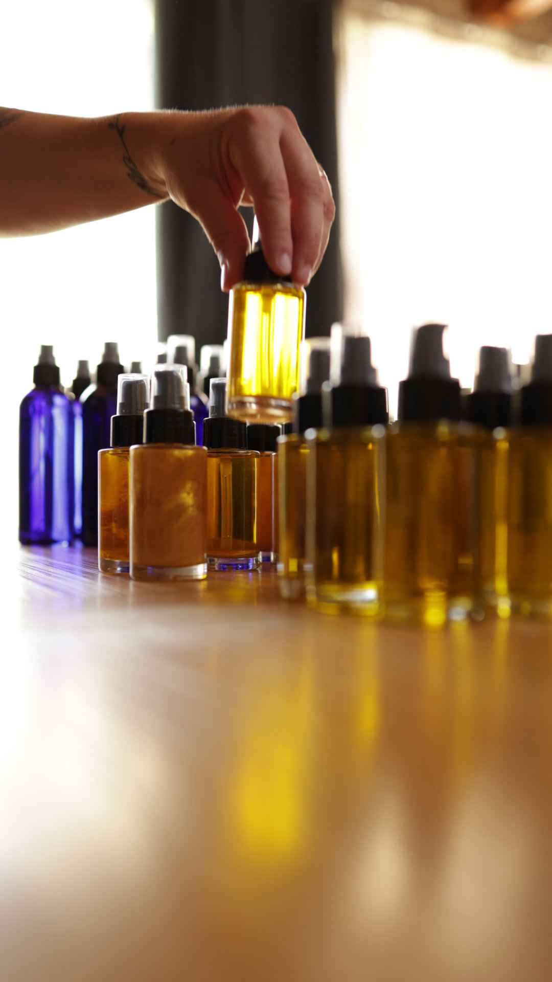 Huiles cosmétiques Terre d'Elira, élaborées à partir des plantes cultivées par leurs soins dans la Drôme. Photographie réalisée par Angeline Querel dans le cadre d'un reportage métier photo et vidéo pour mettre en valeur l'entreprise.