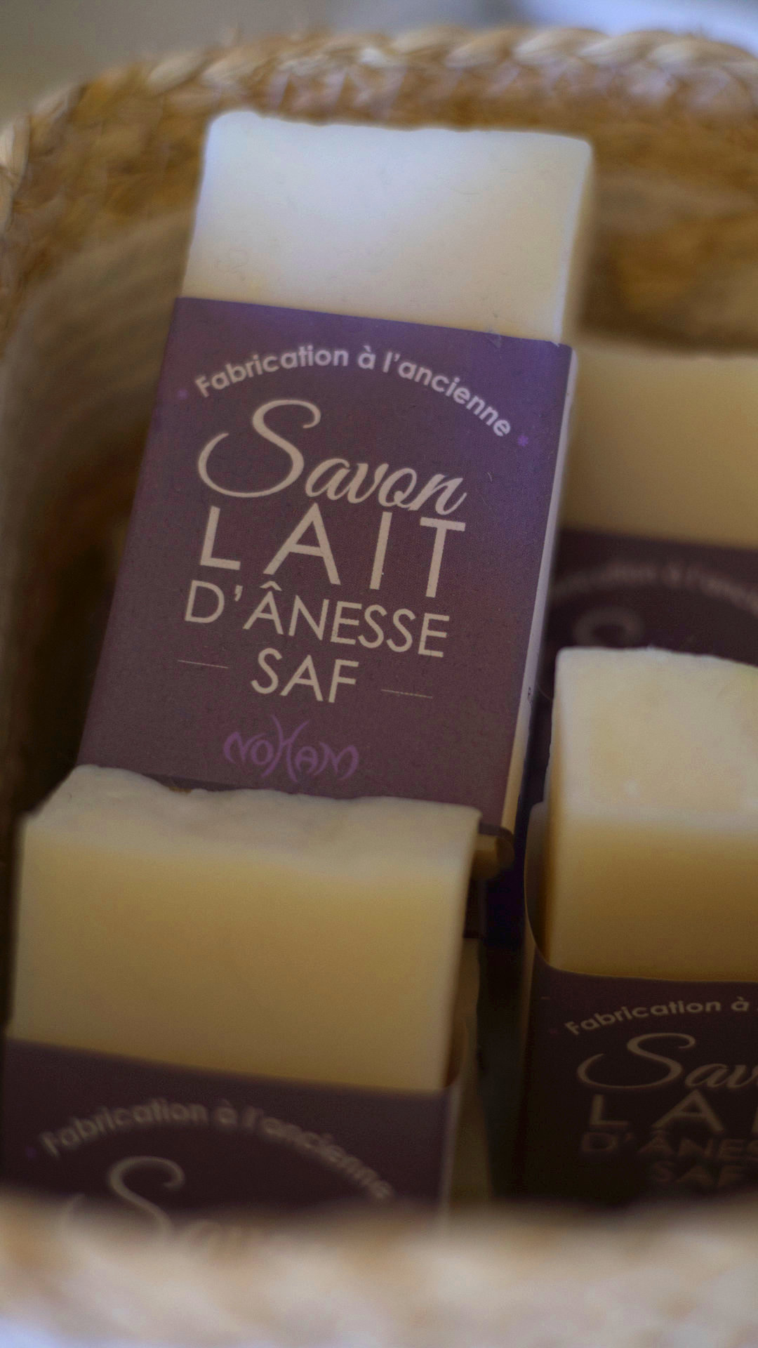 Savons naturels au lait d'ânesse de la marque Noham, photographiés lors d'un reportage métier photo et vidéo pour une esthéticienne spécialiste du soin naturel.