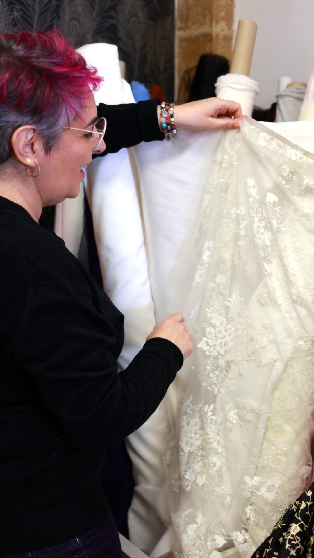 Couturiere en train de choisir ses tissus pour une création. Photographie réalisée par Angeline Querel lors d'un reportage métier.